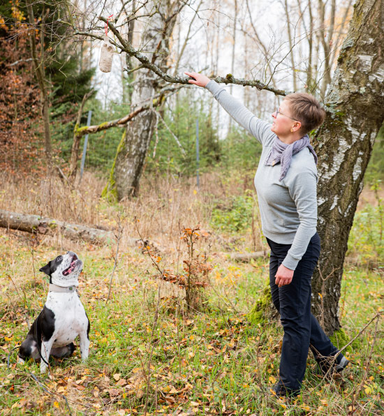 Eileen Rau mit Hund im Wald